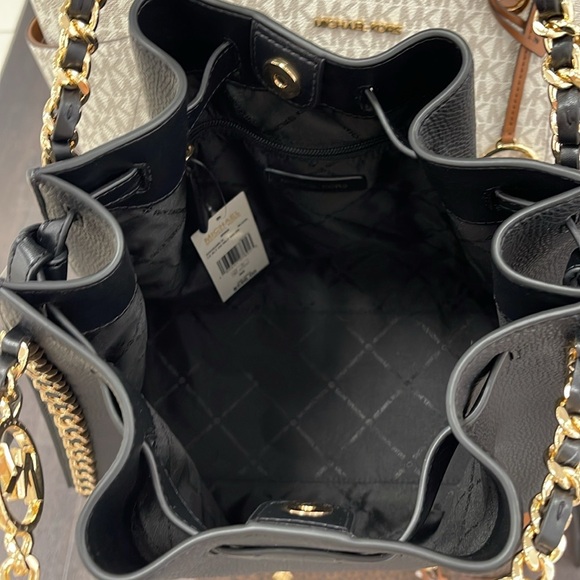 MICHAEL KORS
Mina Large Belted Chain Shoulder Bag BLACK COLOR - Picture 10 of 16